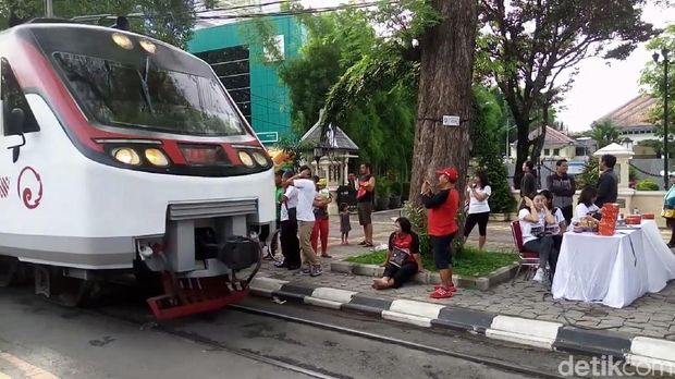 KA Batara Kresna melintas di tengah warga yang sedang menikmati CFD Solo. 