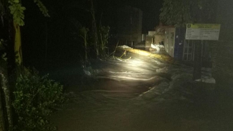Banjir Bandang Terjang Lombok Timur, 2 Orang Meninggal Banjir Bandang Terjang Lombok Timur, 2 Orang Meninggal