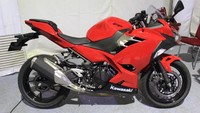 Dengan mesin berkapasitas 249 cc, tenaga maksimumnya mencapai 38 Tk pada 12.500 RPM dengan torsi puncak 23,5 Nm pada 10.000 RPM. Motor tersebut pun diklaim lebih hemat bahan bakar dengan kompresi 1:25 (14 liter dengan jarak tempuh sekitar 400 km). Foto: Ruly Kurniawan