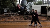 Mobil-mobil berserakan akibat banjir di Mandra, sebelah barat Athena, Yunani. Foto: Alkis Konstantinidis/Reuters