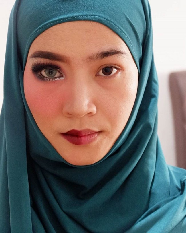 Menurut kamu mana yang lebih baik dari penampilan selebgram asal Yogyakarta @devartistry ini, dengan atau tanpa makeup? Foto: Instagram