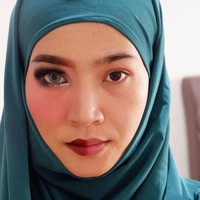 Menurut kamu mana yang lebih baik dari penampilan selebgram asal Yogyakarta @devartistry ini, dengan atau tanpa makeup? Foto: Instagram