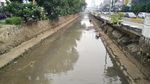Potret Pasukan Oranye di Hitamnya Lumpur Kali di Jl Gajah Mada