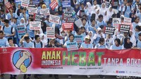 Kementerian Pemberdayaan Perempuan dan Perlindungan Anak (PPPA) membuat aksi Kampanye Anak Indonesia Hebat Tanpa Rokok di Jakarta, Minggu (19/11/2017). Aksi ini bertujuan untuk menguatkan komitmen bersama melindungi anak Indonesia dari asap rokok.