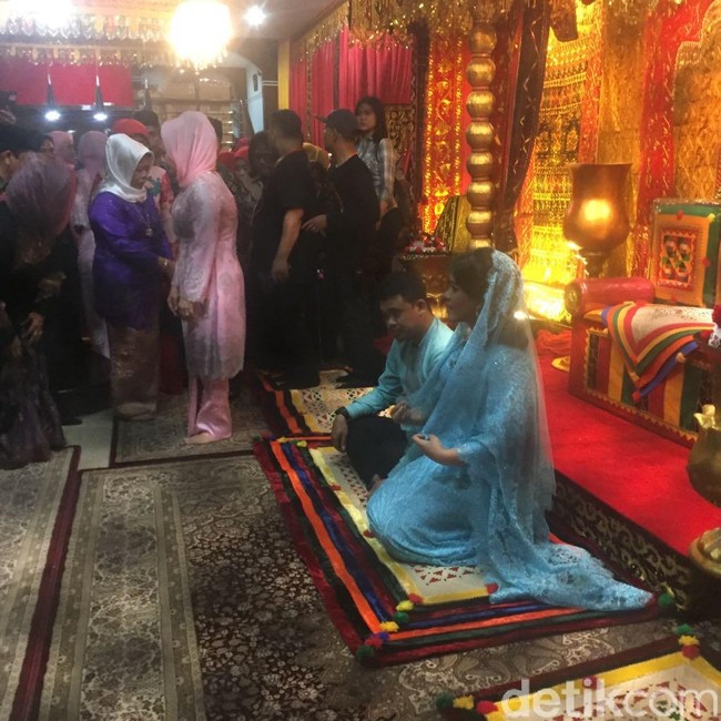 Setelah tiba di dalam rumah, Kahiyang Ayu dan Bobby dituntun untuk duduk di atas Amak Lampisan atau anyaman tikar yang terdiri dari beberapa lapis sebagia bagian dari prosesi adat. Foto: Kahiyang-Bobby tiba di kediaman Bobby di Medan. (Jefris-detikcom)