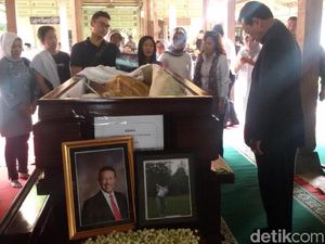 Sri Sultan HB X Lepas Jenazah Dirut AP I ke Peristirahatan Terakhir