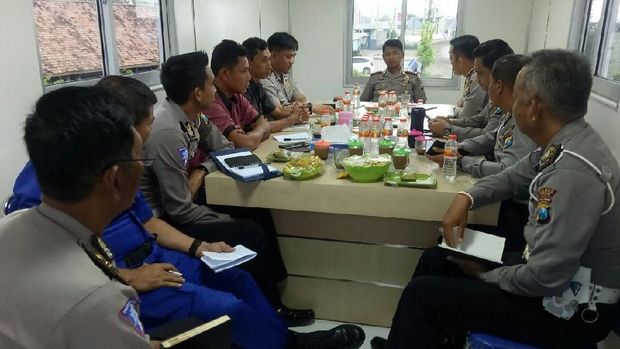 Lantai 2 pos polisi mobile di Manyar difungsikan sebagai ruang pertemuan atau rapat