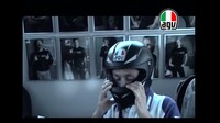 Valentino Rossi saat mengetes helm. Foto: Screenshot Youtube Champions Helmet