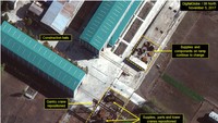 Laporan 38 North itu juga menyebut, sepanjang tahun 2017 terjadi pergerakan berkelanjutan dari bagian dan komponen di area galangan kapal itu. Foto: Digital globe