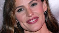 Jennifer Garner tampil dengan gaun merah tua yang membuatnya makin mempesona. Foto: Photo by Matthew Simmons/Getty Images
