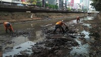 UPK Badan Kali membersihkan sampah - sampah di Kali dan Sungai DKI Jakarta.  Dari limbah hingga bangkai binatang mereka angkut demi terjaganya kebersihan. 