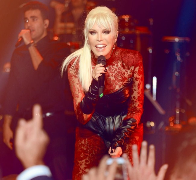 Sukses dalam karier, ternyata Ajda belum memiliki anak dan berniat untuk melakukan artificial fertilisation. Foto: Instagram Ajda Pekkan