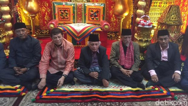 Patuan Kumala (tengah) berbicara sebagai Raja Panusunan tentang adat pernikahan Kahiyang dan Bobby.