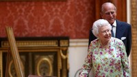 Ratu Elizabeth II berusia 13 tahun ketika pertama kali melihat Philip, yang ketika itu berumur 18 tahun dan merupakan seorang perwira militer. Delapan tahun kemudian keduanya menikah pada 20 November 1947.  Ini momen ketika Elizabeth dan Philip sedang melihat pameran barang-barang asal Spanyol dari Royal Collection di Istana Buckingham, London. (Foto: Neil Hall/dok. Reuters)