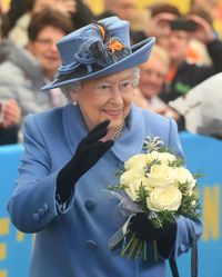 Ratu Elizabeth Bagikan 500 Puding Natal pada Staf Kerajaan