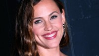 Jennifer Garner terlihat fresh saat tampil di The Theatre at Ace Hotel on November 17, 2017 in Los Angeles, California. Foto: Photo by Matthew Simmons/Getty Images