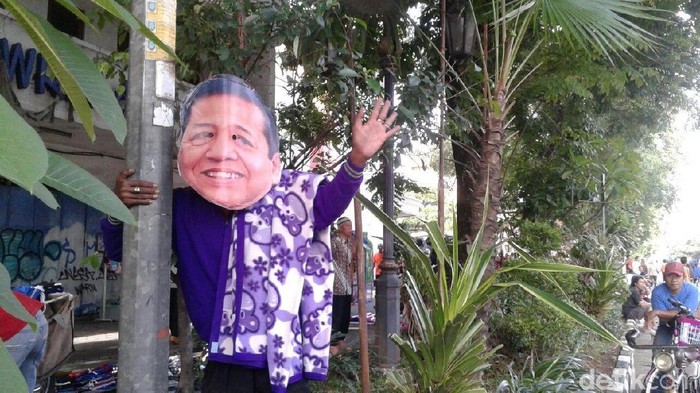 Begini Tingkah Setya Novanto Saat Peluk-peluk Tiang Lampu di Solo