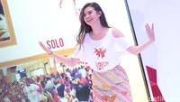 Yuki Kato mulai menari-nari di atas panggung, memperlihatkan kelincahannya. Foto: Palevi/detikHOT