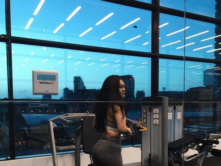 Berbagai Variasi Squats, Rahasia Body Goals ala Shafa Aliya