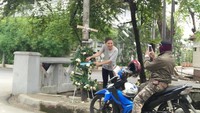 Warga ramai mendatangi tiang lampu lokasi kecelakaan tersangka kasus e-KTP Setya Novanto di Kebayoran Lama, Jakarta Selatan. Ada yang sekadar penasaran, ada juga yang sampai berfoto bersama. Foto: Lokasi tiang ditabrak mobil yang ditumpangi Setya Novanto