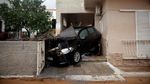 Mobil ini Nyangkut di Pintu Masuk Rumah Gara-gara Banjir