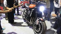 Desain yang ergonomis dimana stang dan pijakan kaki didesain ulang, Z 900RS disebut lebih mudah dikendalikan. Apalagi tangka bahan bakar 17 liternya dipasang menyempit ke belakang, memudahkan pengendara untuk mencengkram kendaraan dengan lutut. Foto: Ruly Kurniawan