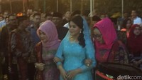 Pantauan detikcom, Kahiyang-Bobby tiba di kediaman Bobby, Kompleks BHR Tasbi, medan, Sumut, sekitar pukul 18.15 WIB, Minggu (19/11/2017). Turun dari mobil, mereka kemudian menuju ke rumah Bobby.