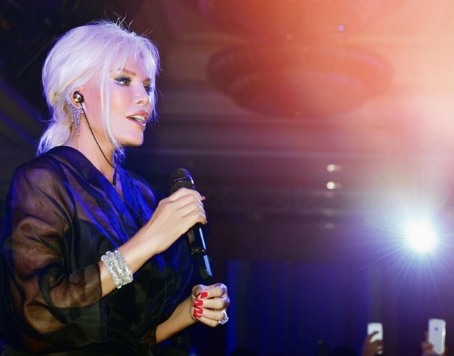 Tahun lalu ia diundang ke Amerika untuk menghadiri The Hollywood Reporters Women in Entertainment Power 100 bersama Susan Sarandon, Emma Stone, dan Jessica Lange. Foto: Instagram Ajda Pekkan