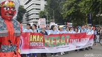 Kementerian Pemberdayaan Perempuan dan Perlindungan Anak (PPPA) membuat aksi Kampanye Anak Indonesia Hebat Tanpa Rokok di Jakarta, Minggu (19/11/2017). Aksi ini bertujuan untuk menguatkan komitmen bersama melindungi anak Indonesia dari asap rokok.