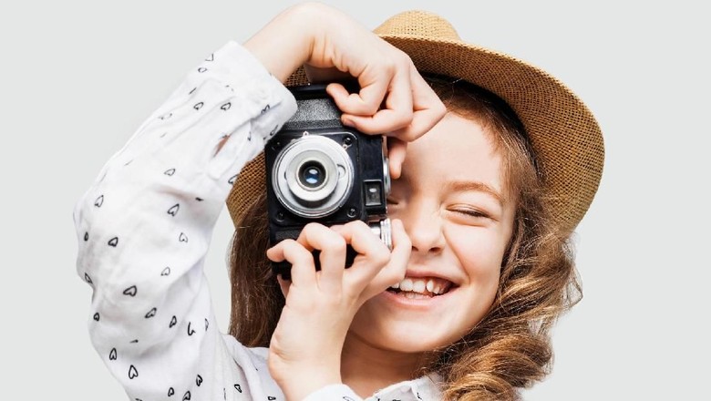 Ilustrasi anak mengambil foto/ Foto: Thinkstock Ilustrasi anak mengambil foto/ Foto: Thinkstock
