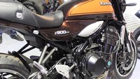 Dengan sasis yang dibuat dengan karakter model retro sport, posisi berkendara Z 900RS tidak terlalu condong kedepan sehingga diklaim lebih nyaman dan santai. Material bahan Swing Arm dengan bahan alumunium ekstrusi dengan bobot 3.9 kg dan dilengkapi Up Side Down (USD) berdiameter 41mm tampilannya makin kental terasa. Foto: Ruly Kurniawan