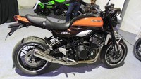 Dalam artian, ia memiliki tampang dengan perpaduan gaya trandisional dan modern. Tapi jangan salah sangka atas kekuatannya ya Otolovers. Menggendong mesin 948 cc 4 silinder, ia mampu merilis tenaga maksimum hingga 109 PS pada 8.500 RPM dan 95,0 Nm pada 6.500 RPM yang dibantu oleh 6 percepatan, loh. Foto: Ruly Kurniawan