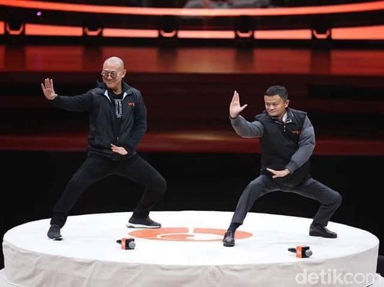 Penampakan Orang Trekaya China Main Film Kungfu Orang terkaya di Tiongkok, Jack Ma, menjajal kemampuan aktingnya bersama dengan para bintang film di negeri tirai bambu.