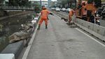 Potret Pasukan Oranye di Hitamnya Lumpur Kali di Jl Gajah Mada
