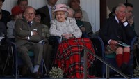 Pangeran Philip dan Ratu Elizabeth II bersama putra mereka Pangeran Charles menonton pertandingan di Braemar Highland Gathering. Ratu Elizabeth yang mengenakan topi pink dan blazer abu-abu itu terlihat tersenyum saat melihat pertandingan tersebut. (Foto: Russell Cheyne/dok. Reuters)