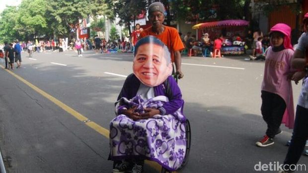 'Setya Novanto' muncul dengan berkursi roda. 