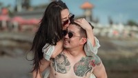 Selvi Kitty tak ragu memamerkan kemesraan dengan kekasihnya di Instagram. Foto: dok Instagram