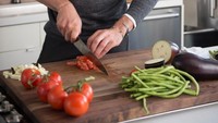 Kalau ini Sam Talbot, alumnus Top Chef dari Brooklyn. Chef 39 tahun ini punya restoran yang menyajikan makanan khas North Carolina. Banyak orang terpesona dengan aura seksi Latin yang dimilikinya. Foto: People