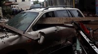 Kondisi mobil-mobil itu tampak hancur. Foto: Alkis Konstantinidis/Reuters