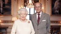 Ini foto resmi yang dirilis kerajaan untuk menandai pernikahan platinum Ratu Elizabeth dan Pangeran Philip. Elizabeth terlihat memakai bros Scarab berwarna kuning emas, yang bertahtakan rubi dan berlian yang diberikan Philip saat 1966. (Foto: dok. Reuters)