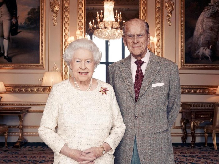Ratu Elizabeth dan Pangeran Philip merayakan hari jadi pernikahan platinum Handout photo issued November 18, 2017 by Camera Press of Britains Queen Elizabeth II and Prince Philip, Duke of Edinburgh, taken in the White Drawing Room at Windsor Castle in early November, in celebration of their platinum wedding anniversary on November 20. Matt Holyoak/CameraPress/PA Wire/Handout via REUTERS MANDATORY CREDIT. FREE EDITORIAL USE UNTIL DECEMBER 3RD. FOR EDITORIAL USE ONLY, NO COMMERCIAL, SOUVENIR, COVERS OR PROMOTIONAL USE PERMITTED. THE PHOTOGRAPH CANNOT BE CROPPED, MANIPULATED OR ALTERED IN ANY WAY. THIS PICTURE WAS PROVIDED BY A THIRD PARTY. NO RESALES. NO ARCHIVE. *** Local Caption *** BSMID7043185