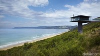 Setelah menyeberangi jembatan ke rumah itu, pemandangan spektakuler dan tentram dari Pantai Fairhaven dan Great Ocean Road langsung tersuguhkan.