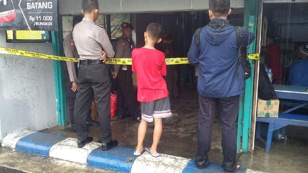 Polisi mem-police line warung bakso tempat korban meninggal