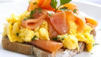 Untuk yang gurih, ia memilih telur orak-arik. Pendampingnya smoked salmon dan truffle yang sedap. Foto: Istimewa
