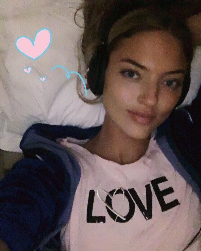 Pose selfie sambil tiduran, Victorias Secret Angel Martha Hunt tetap memancarkan aura seksi. Touchdown! Can’t wait to meet you all, begitu tulisnya di Instagram.Foto: Instagram
