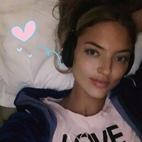 Pose selfie sambil tiduran, Victorias Secret Angel Martha Hunt tetap memancarkan aura seksi. Touchdown! Can’t wait to meet you all, begitu tulisnya di Instagram.Foto: Instagram