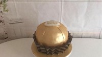 Selain KFC ada juga cake yang dibuat menyerupai cokelat dari Ferrero Rocher. Foto: Tiers of joy
