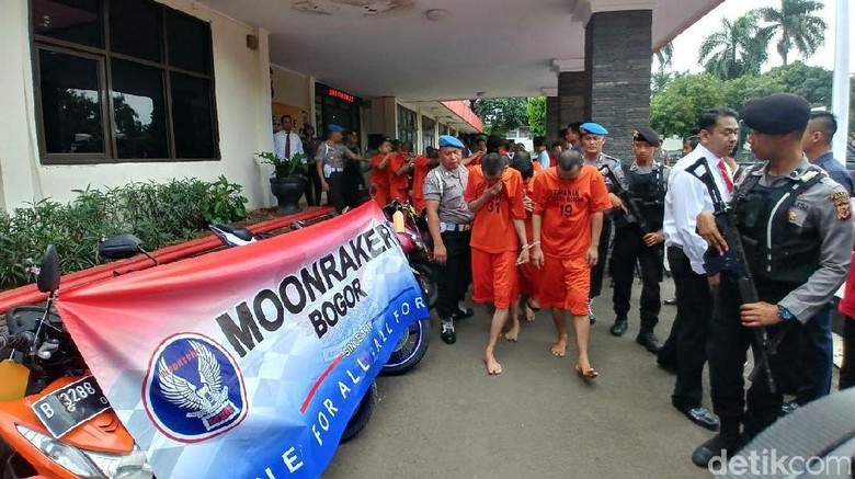 Markas Moonraker di Bogor Digerebek Polisi, 10 Orang Diciduk Markas Moonraker di Bogor Digerebek Polisi, 10 Orang Diciduk