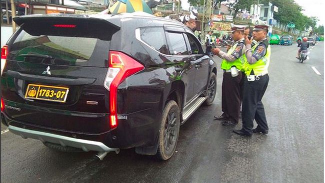 Mobil Pakai Pelat Nomor Polisi Palsu Harus Diikat di 