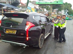 Mobil Pakai Pelat Nomor Polisi Palsu, Harus Diikat di Tiang Listrik